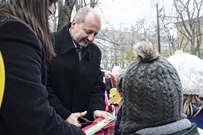 új játszótér átadása