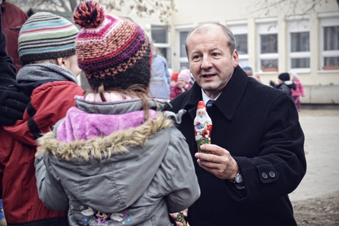 Simicskó István mikulást ajándékoz