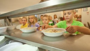 Tízezerrel több gyerek ebédelhet állami pénzből